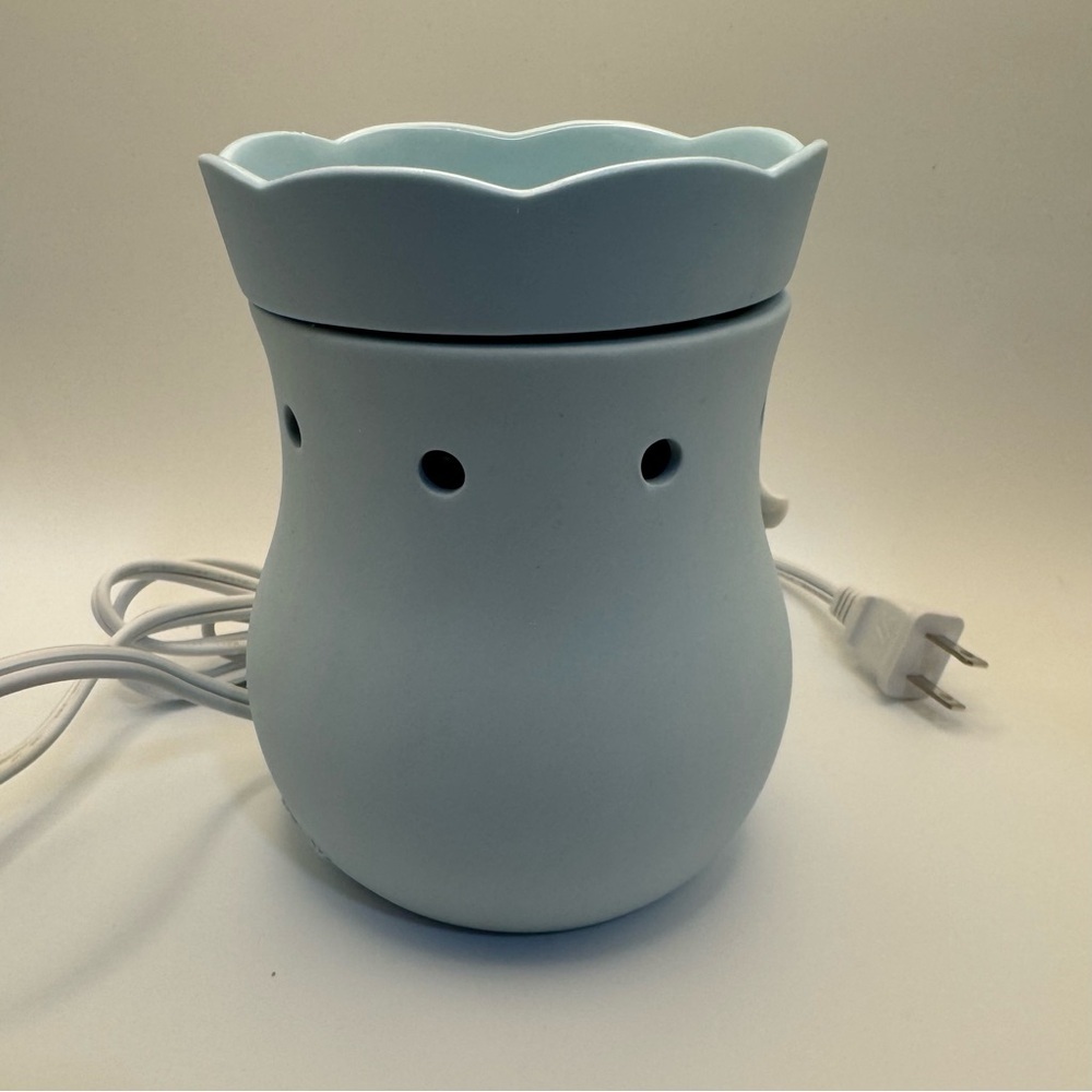 Scentsy Baby’s Breath Blue Wax Warmer Retired Full Size w/ Box - Picture 4 of 16